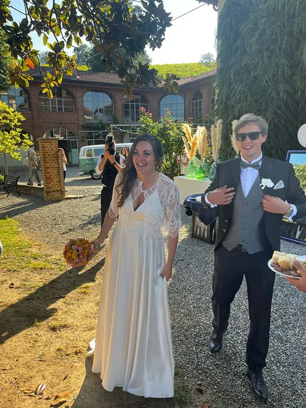 Sposi in giardino: abito da sposa in raso con mantella ricamata