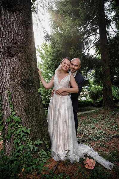 Sposi nel bosco: abito da sposa ricamato con strascico